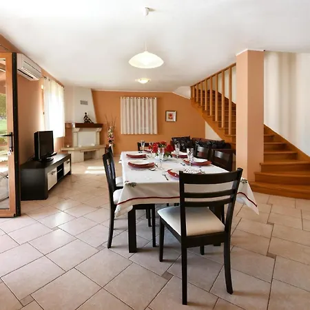 Holiday home Mit Privatpool Fuer 6 Personen Ca 115 Qm In Radetici, Istrien Binnenland Von Istrien Mofardini