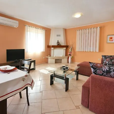 Mit Privatpool Fuer 6 Personen Ca 115 Qm In Radetici, Istrien Binnenland Von Istrien *