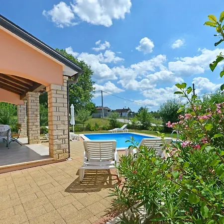 Mit Privatpool Fuer 6 Personen Ca 115 Qm In Radetici, Istrien Binnenland Von Istrien